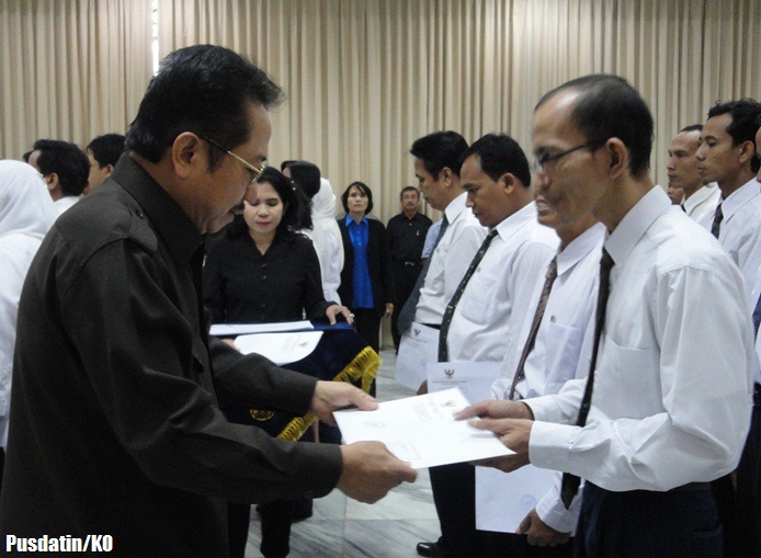 Pengambilan Sumpah Jabatan dan Penyerahan SK Kenaikan Pangkat PNS